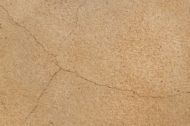 外壁のモルタルのひび割れの放置は危険！ひび割れを見つけた時の対処法とは？！